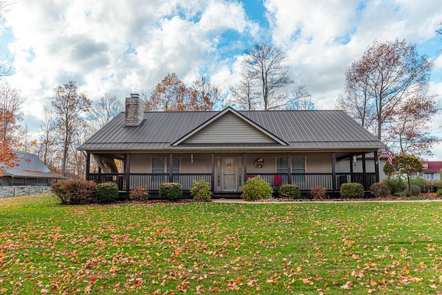 farmhouse featuring a front yard