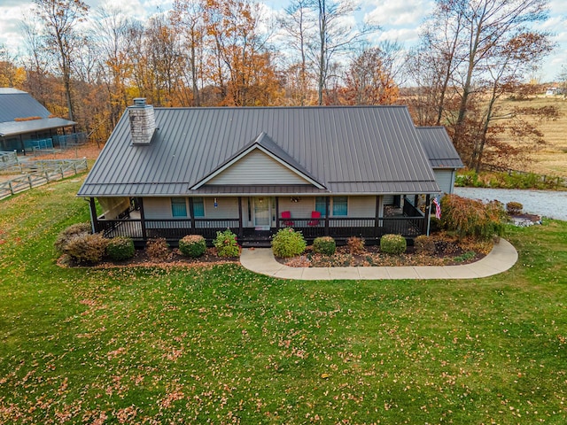 view of front of property featuring covered porch and a front lawn