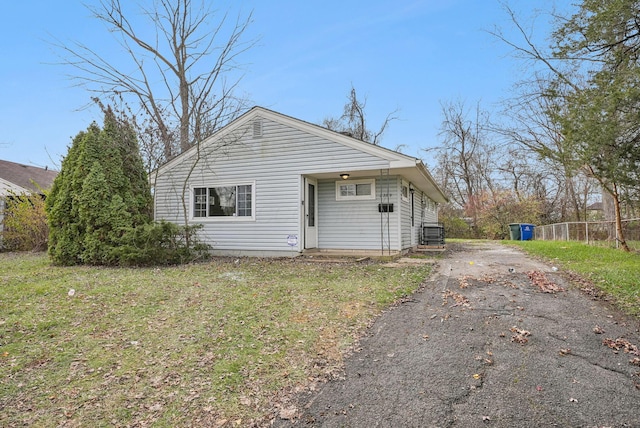 view of front of house featuring a front yard