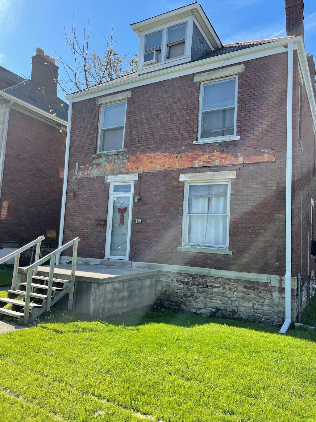 view of front facade featuring a front yard