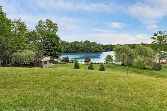 view of yard featuring a water view