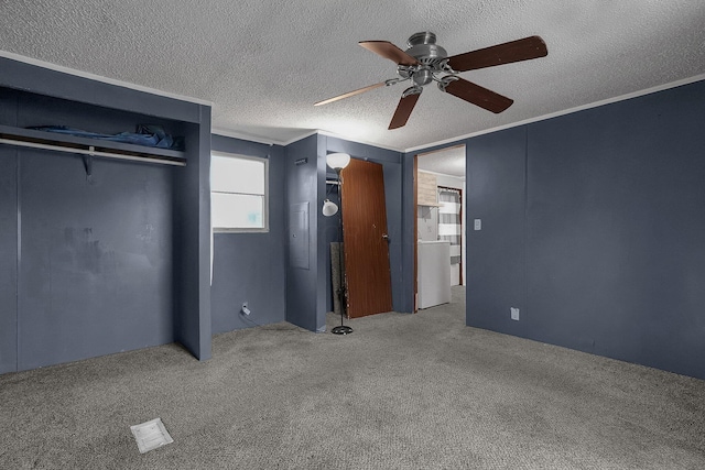 unfurnished bedroom featuring ceiling fan, light colored carpet, a textured ceiling, and a closet