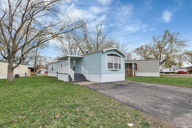 view of front of house featuring a front lawn