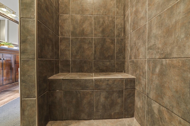 interior details with a tile shower