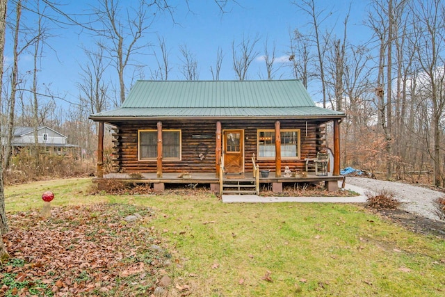 view of front of home featuring a front lawn and covered porch