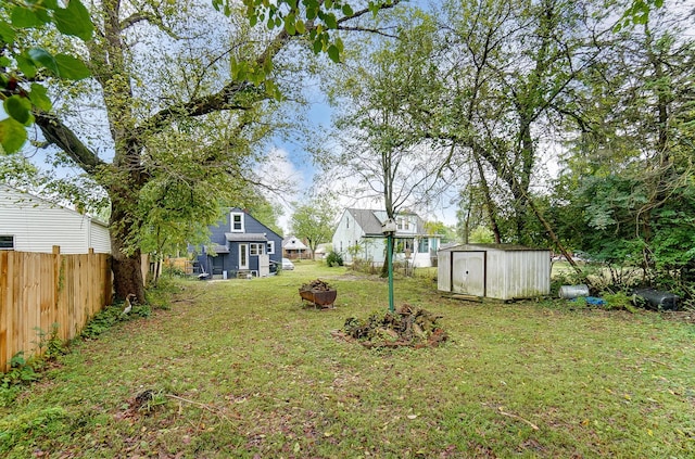 view of yard featuring a storage unit