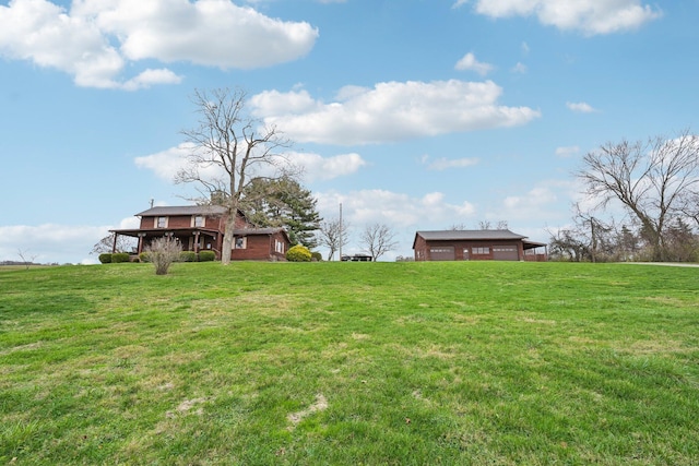 view of yard featuring a rural view