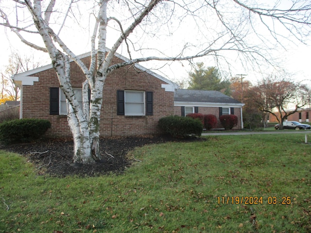 view of front facade with a front yard