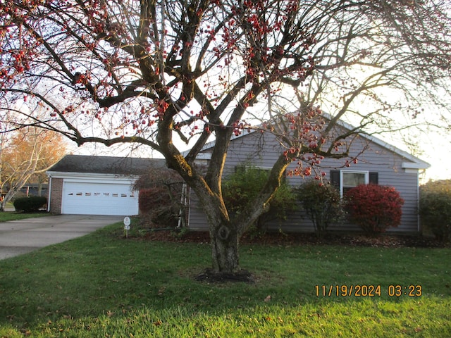 view of front of house featuring a front yard and a garage