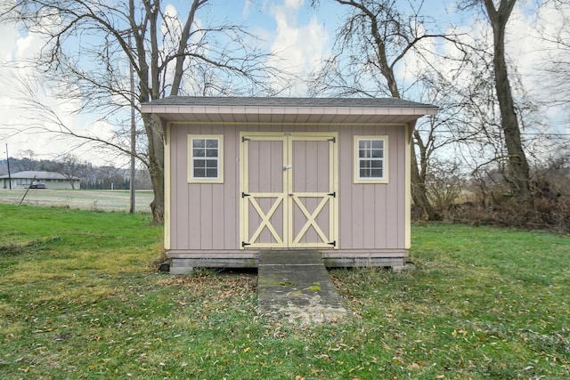 view of outdoor structure featuring a yard