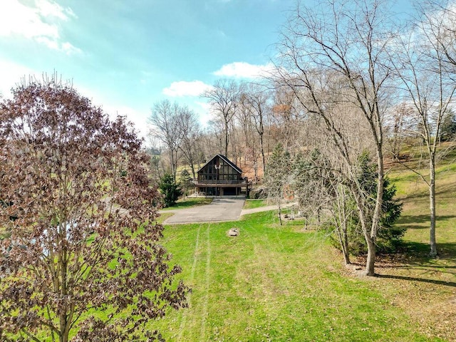 view of yard featuring a rural view