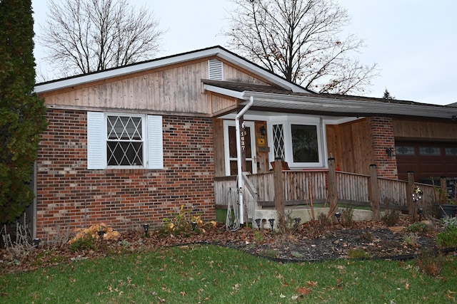 view of front of home featuring a garage and a front yard