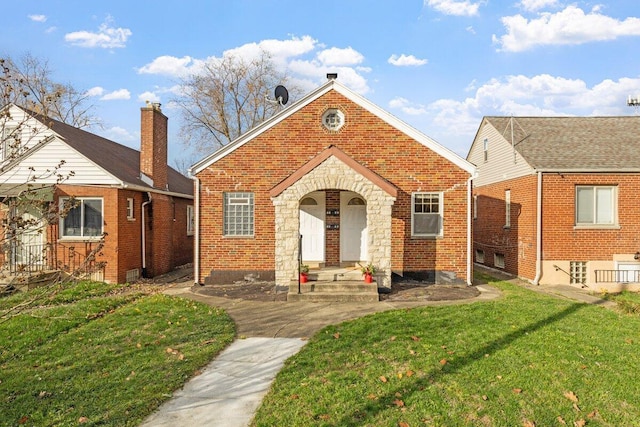 view of front facade featuring a front yard