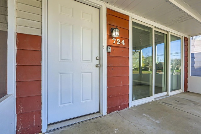 property entrance featuring a porch