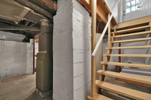 staircase featuring concrete flooring