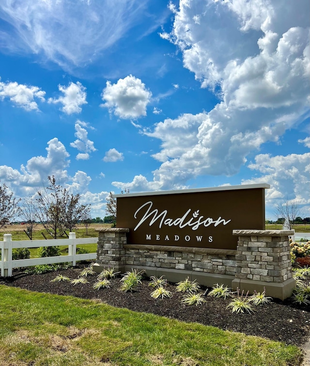 view of community / neighborhood sign