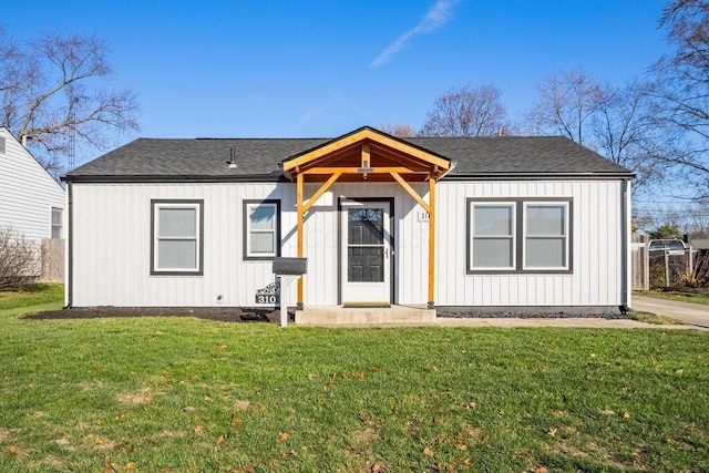 view of front of property with a front yard