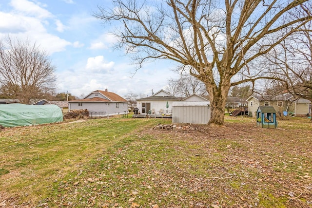 view of yard featuring a storage shed