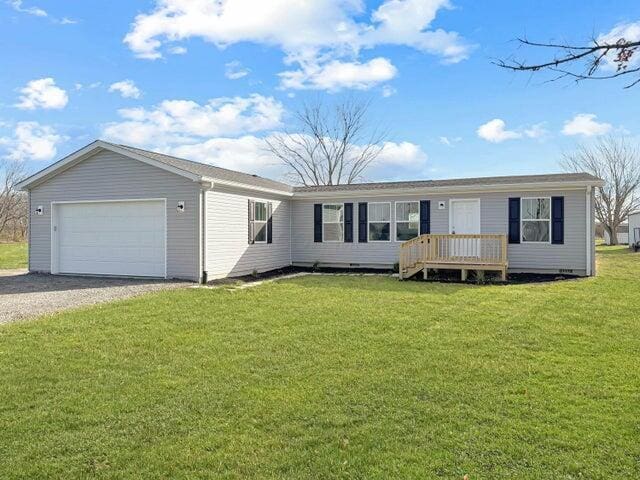 view of front of house featuring a front yard and a garage