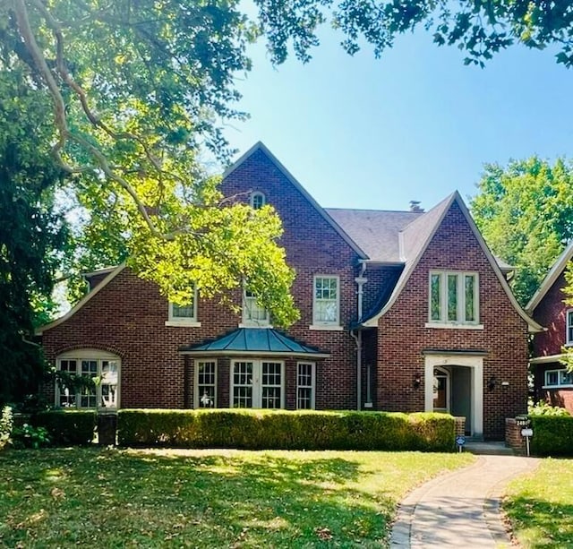 view of front facade featuring a front yard