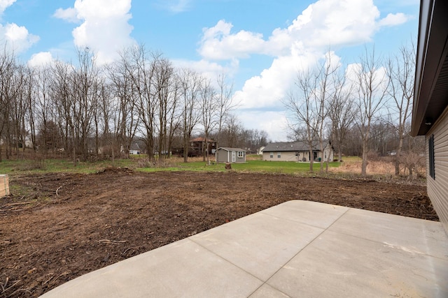 view of yard featuring a patio