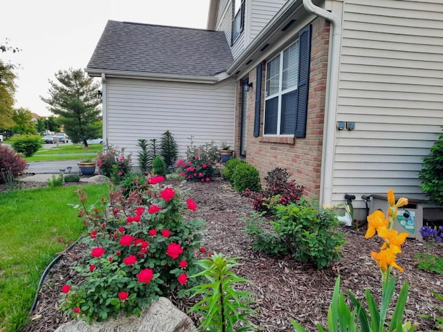 view of side of property featuring a lawn