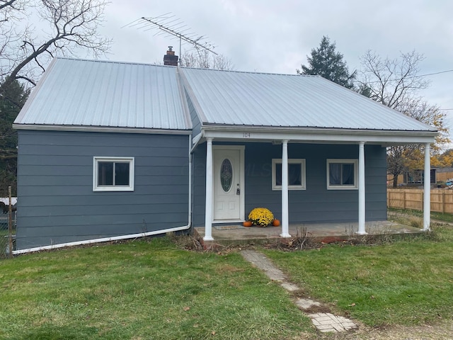 view of front facade featuring a front lawn