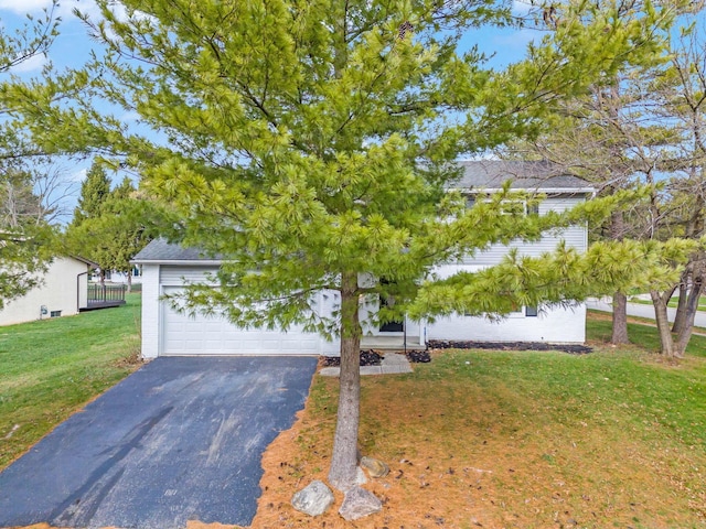 view of front of property featuring a front yard