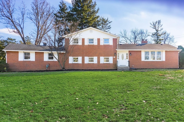 view of front of property featuring a front lawn