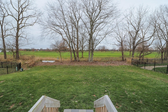 view of yard featuring a rural view