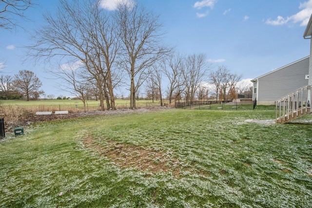 view of yard featuring a rural view