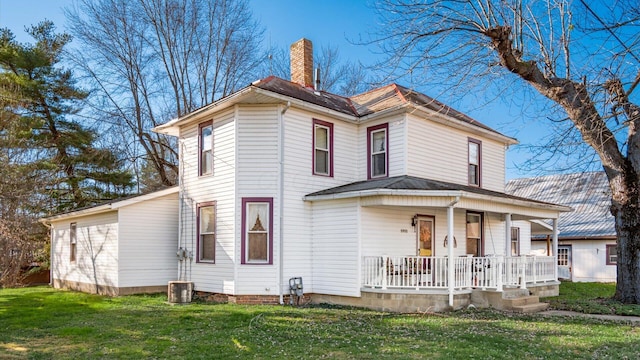 view of front facade with a front lawn and covered porch