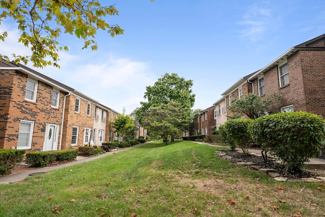 view of property's community featuring a yard