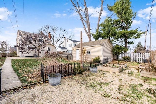 view of yard with an outbuilding