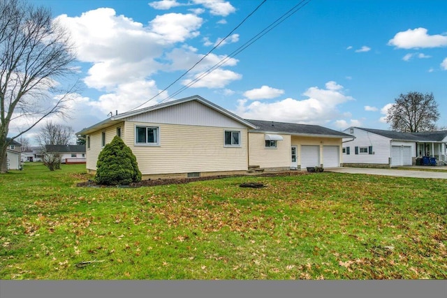 view of front of home featuring a front yard and a garage