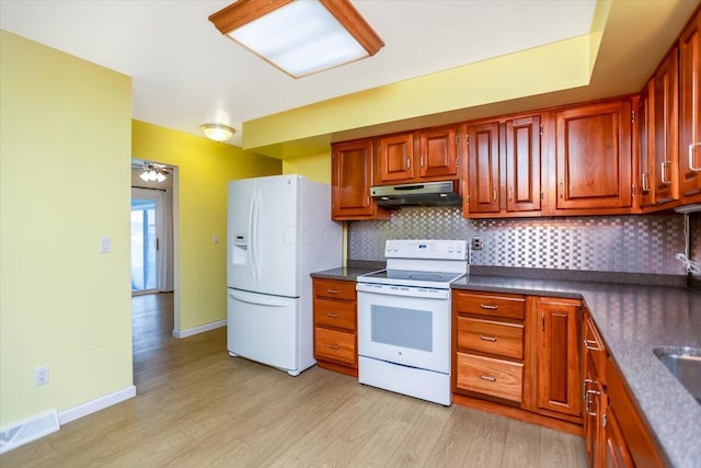 kitchen with backsplash, ceiling fan, white appliances, and light wood-type flooring