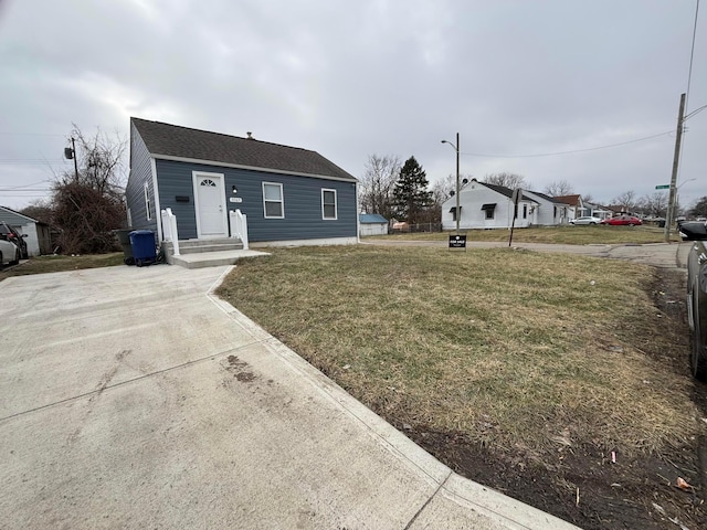 view of front of house featuring a front lawn