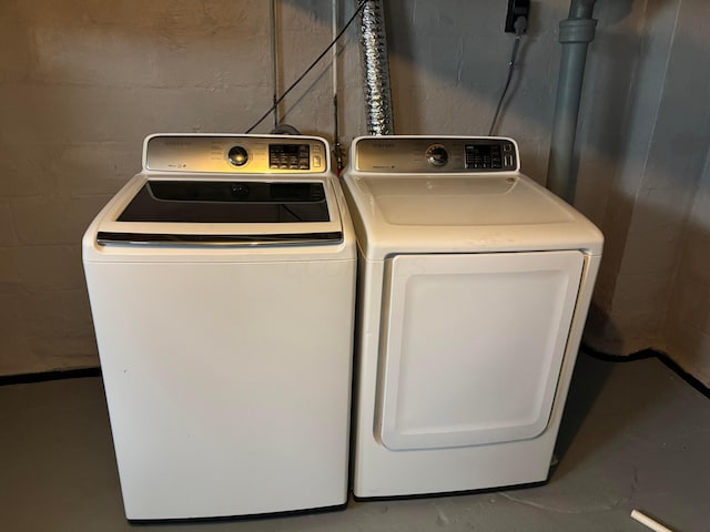 laundry room with washing machine and dryer