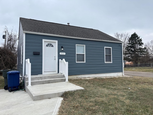 view of front of house featuring a front lawn