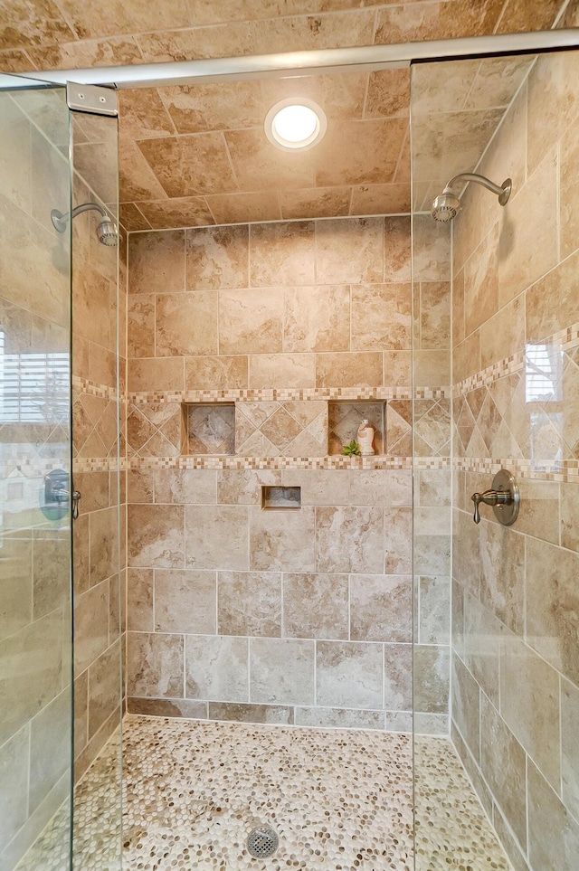 bathroom featuring a tile shower