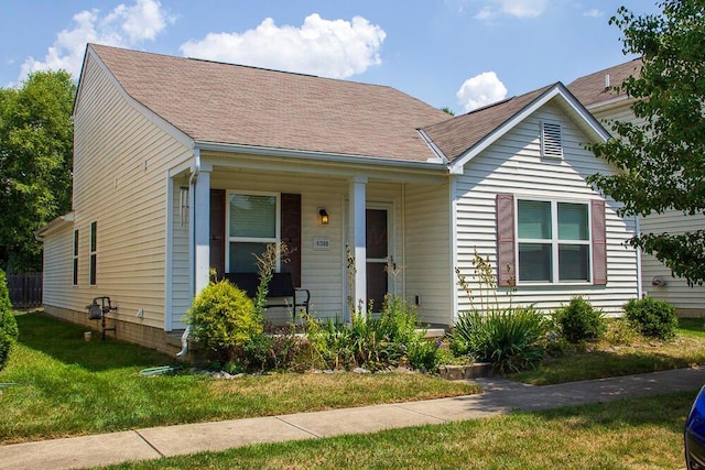 view of front facade featuring a porch and a front lawn