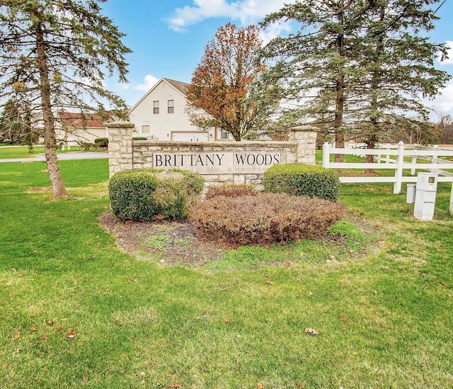 community / neighborhood sign featuring a lawn