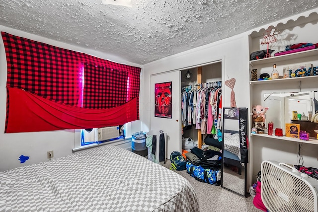 bedroom featuring cooling unit, a textured ceiling, and a closet