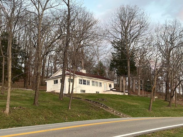 view of front facade with a front yard