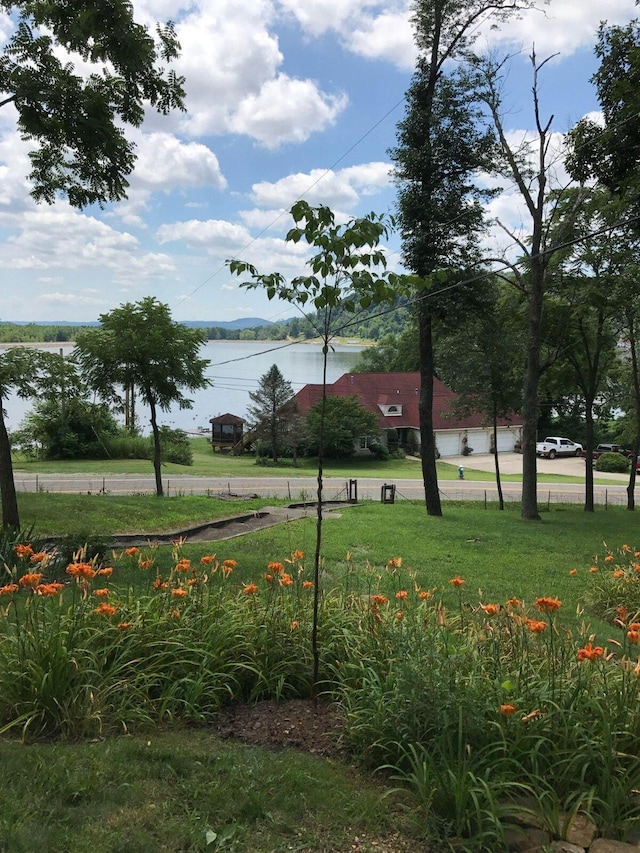 view of yard featuring a water view