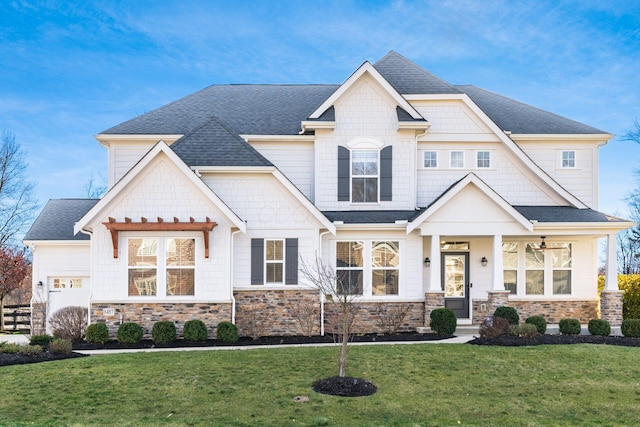 craftsman-style house featuring a front yard