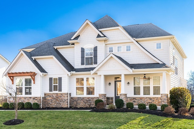 craftsman inspired home featuring a front lawn