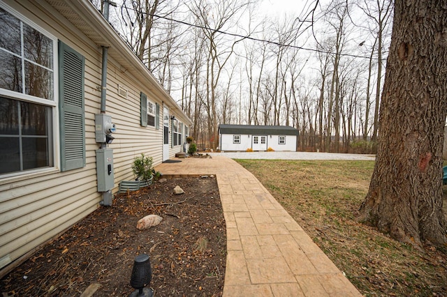 view of yard with an outbuilding