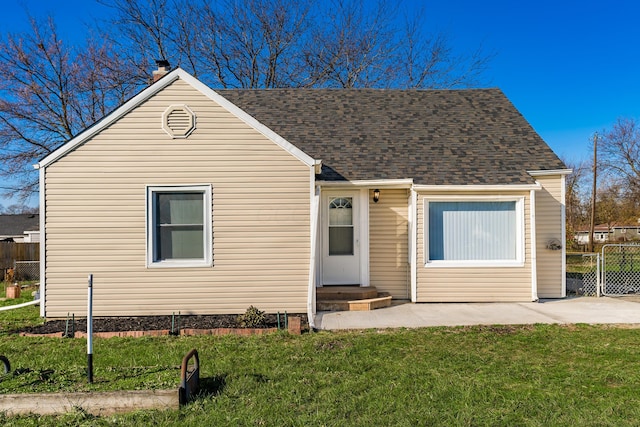 view of front facade featuring a front lawn