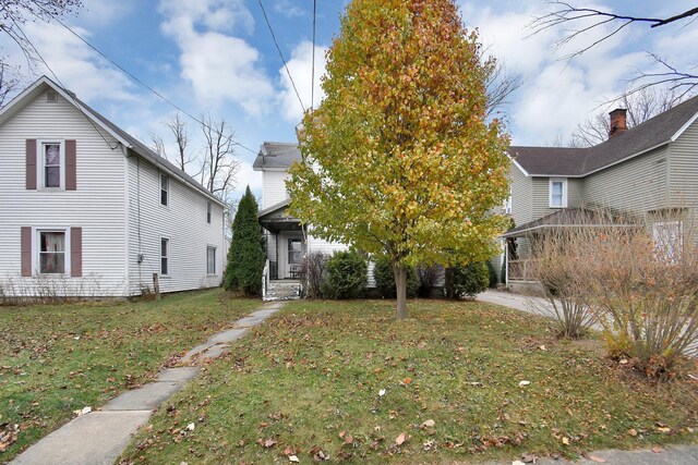 view of front of property with a front lawn